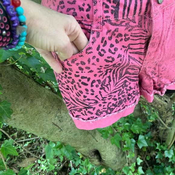Hot Pink Leopard LEI Jrs 7 Distressed Shorts - Picture 4 of 12